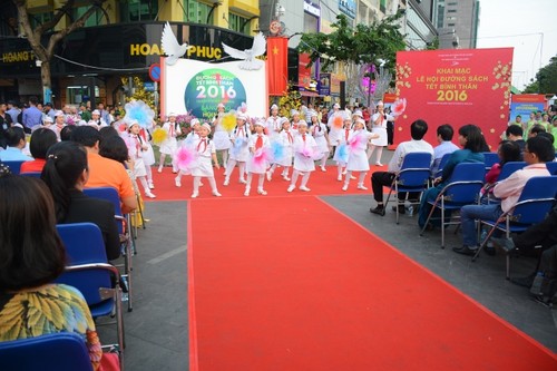 Thành phố Hồ Chí Minh: Đường sách thu hút đông đảo người dân  - ảnh 1